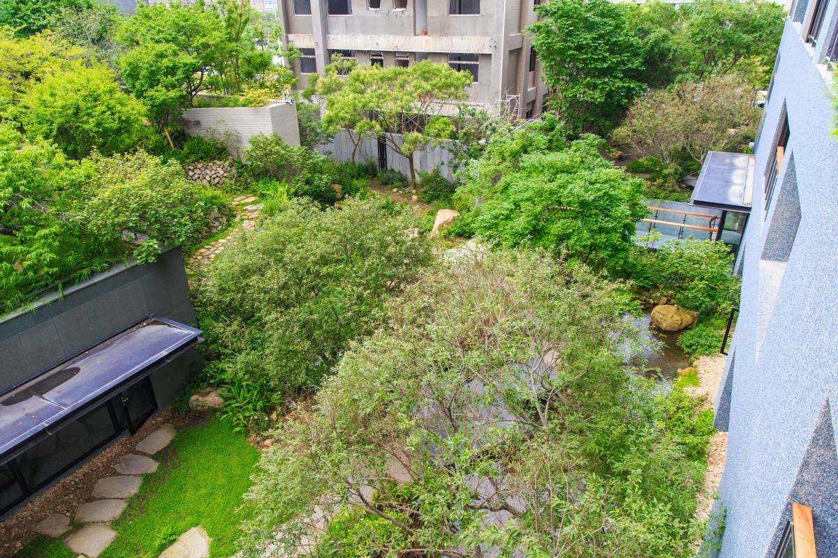 建立了一套植物選種資料庫,選擇原生植物為主,參考其生態意義、民俗可食,以及季節變化的特性,並考量環境限制因子(風及日照),適地適種,讓建築像山一樣思考,不同高度及位置皆呈現不一樣的植被地景。 建立了一套植物選種資料庫,選擇原生植物為主,參考其生態意義、民俗可食,以及季節變化的特性,並考量環境限制因子(風及日照),適地適種,讓建築像山一樣思考,不同高度及位置皆呈現不一樣的植被地景。