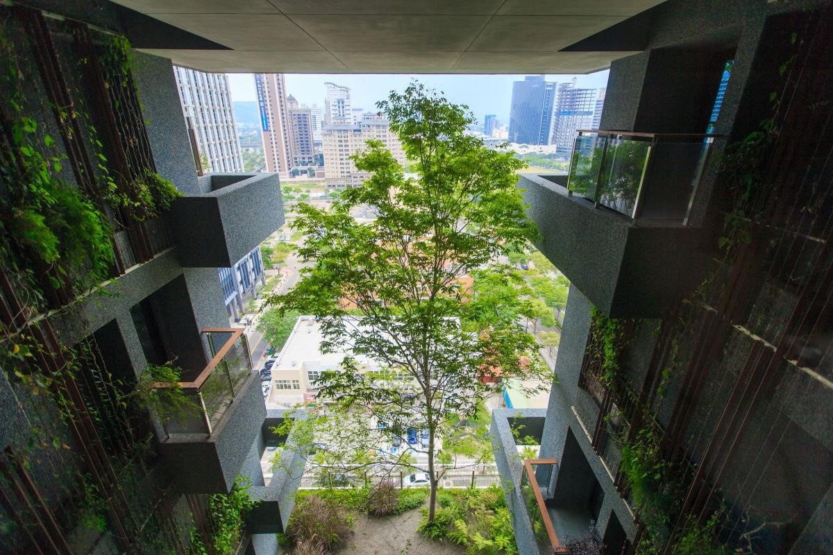 透過植樹以及大埕的設計,期望不同高度的居民能夠創造聯結,形塑出都市環境中難能可貴的鄰里關係。除了私家合院之外,整棟建築設計了5座大埕,串聯起每個樓層、各個家戶,樓上樓下的鄰里共享一棵樹的景觀,創造彼此之間的關聯性。 透過植樹以及大埕的設計,期望不同高度的居民能夠創造聯結,形塑出都市環境中難能可貴的鄰里關係。除了私家合院之外,整棟建築設計了5座大埕,串聯起每個樓層、各個家戶,樓上樓下的鄰里共享一棵樹的景觀,創造彼此之間的關聯性。
