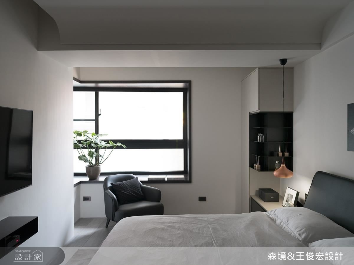 買下新居之後,發現基地因建築造型的關係,壁面並非工