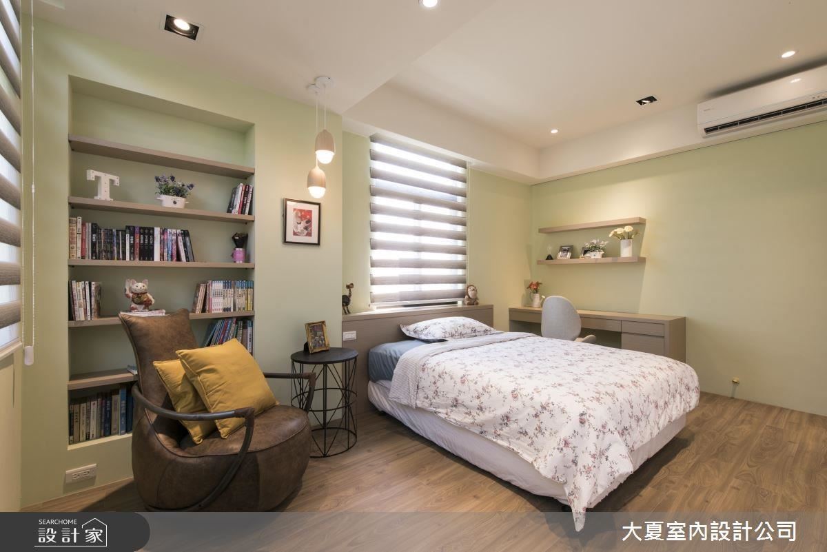 女兒房牆面以蘋果綠鋪陳,營造清新自在的北歐氛圍,更利用空間角落擺上單椅,為喜愛看書的女兒規劃專屬閱讀區。 女兒房牆面以蘋果綠鋪陳,營造清新自在的北歐氛圍,更利用空間角落擺上單椅,為喜愛看書的女兒規劃專屬閱讀區。