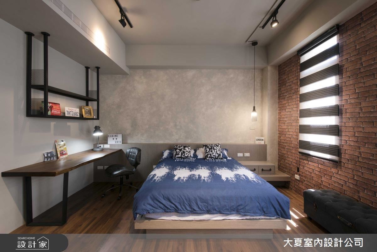 兒子房床頭以水泥感特殊漆鋪陳,呈現柔霧空間效果。並以鐵件、軌道燈元素搭配工業風的專屬個性。 兒子房床頭以水泥感特殊漆鋪陳,呈現柔霧空間效果。並以鐵件、軌道燈元素搭配工業風的專屬個性。