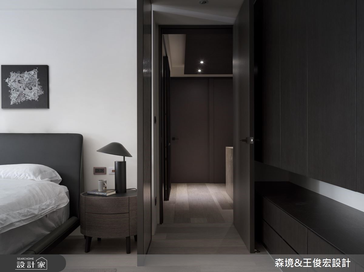 40 坪現代風住宅,透過沉穩深色木紋與質樸石材鋪敘內