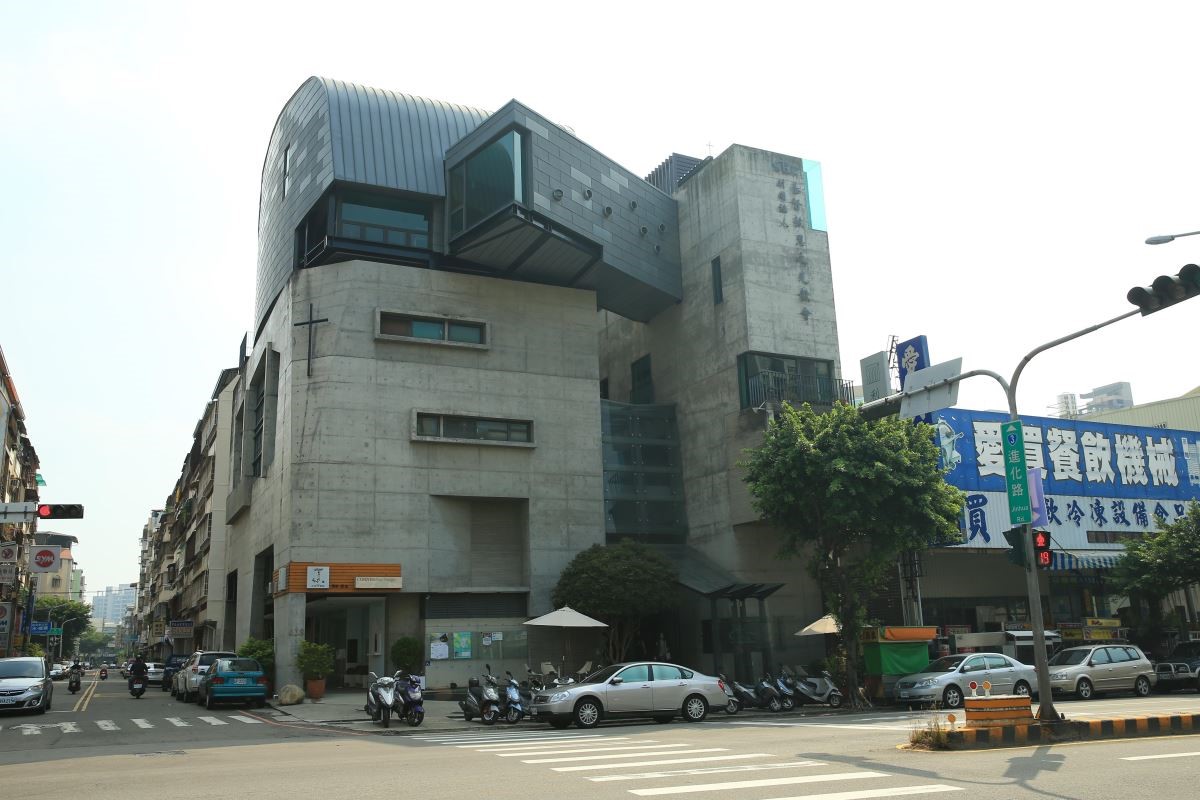 救恩堂佇立於台中街區旁,期待以無牆教會的核心概念,走進社區居民的生活,為心靈打造盼望之所。 救恩堂佇立於台中街區旁,期待以無牆教會的核心概念,走進社區居民的生活,為心靈打造盼望之所。
