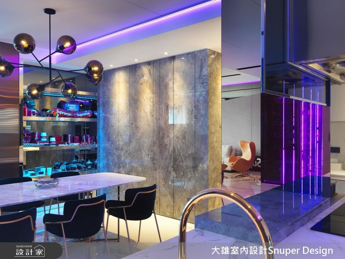設計師把握開放式餐廳空間面向,以金屬、光帶、鏡面堆疊展示櫃的精緻質感,使屋主心愛收藏更為亮麗動人。 設計師把握開放式餐廳空間面向,以金屬、光帶、鏡面堆疊展示櫃的精緻質感,使屋主心愛收藏更為亮麗動人。
