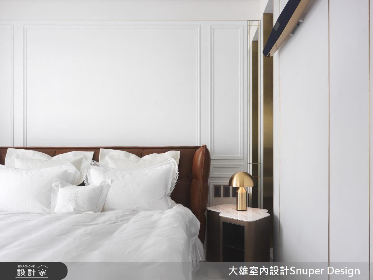 主臥休憩區,以金屬線條營造空間的簡約俐落感,並運用壁面木工線板、飾板帶來古典細緻的工藝美感。 主臥休憩區,以金屬線條營造空間的簡約俐落感,並運用壁面木工線板、飾板帶來古典細緻的工藝美感。