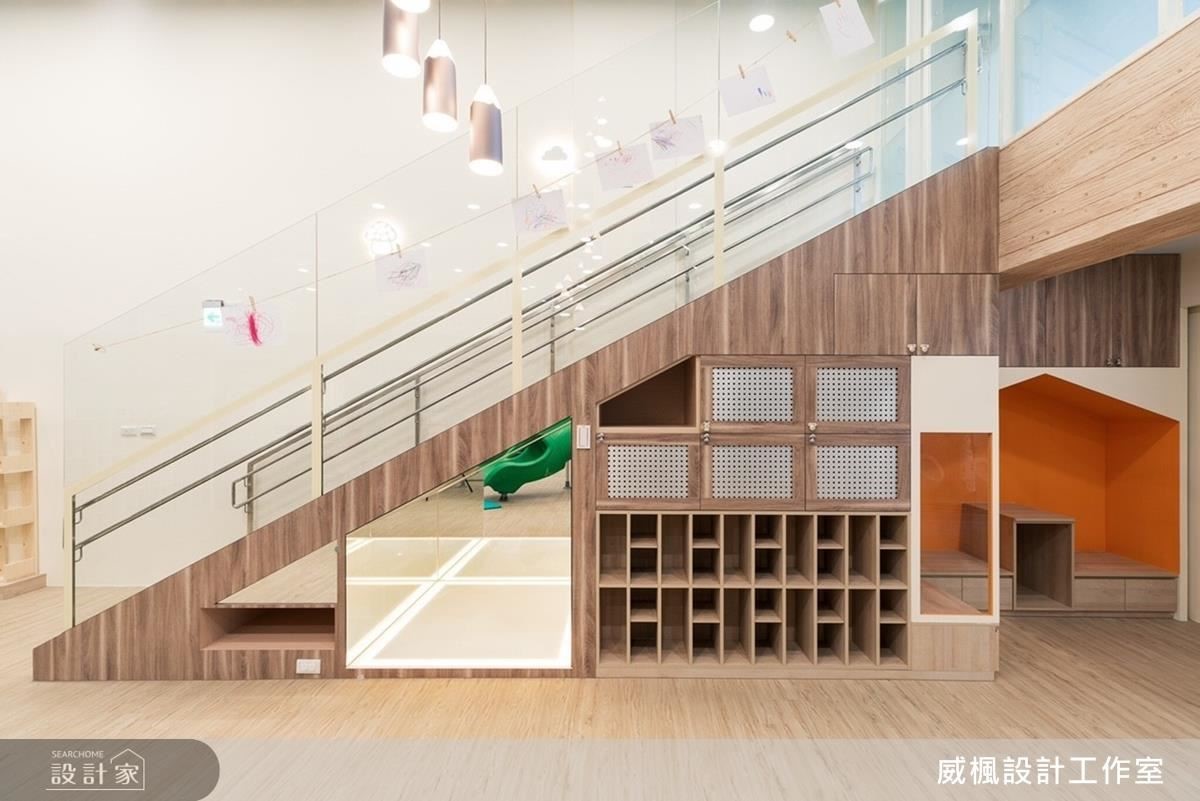 樓梯下方的設計展現了設計師對於教學方式的巧思,鏡面空間加上線條燈光,讓孩童學習光影變化、踏入屬於自己的異想世界。 樓梯下方的設計展現了設計師對於教學方式的巧思,鏡面空間加上線條燈光,讓孩童學習光影變化、踏入屬於自己的異想世界。