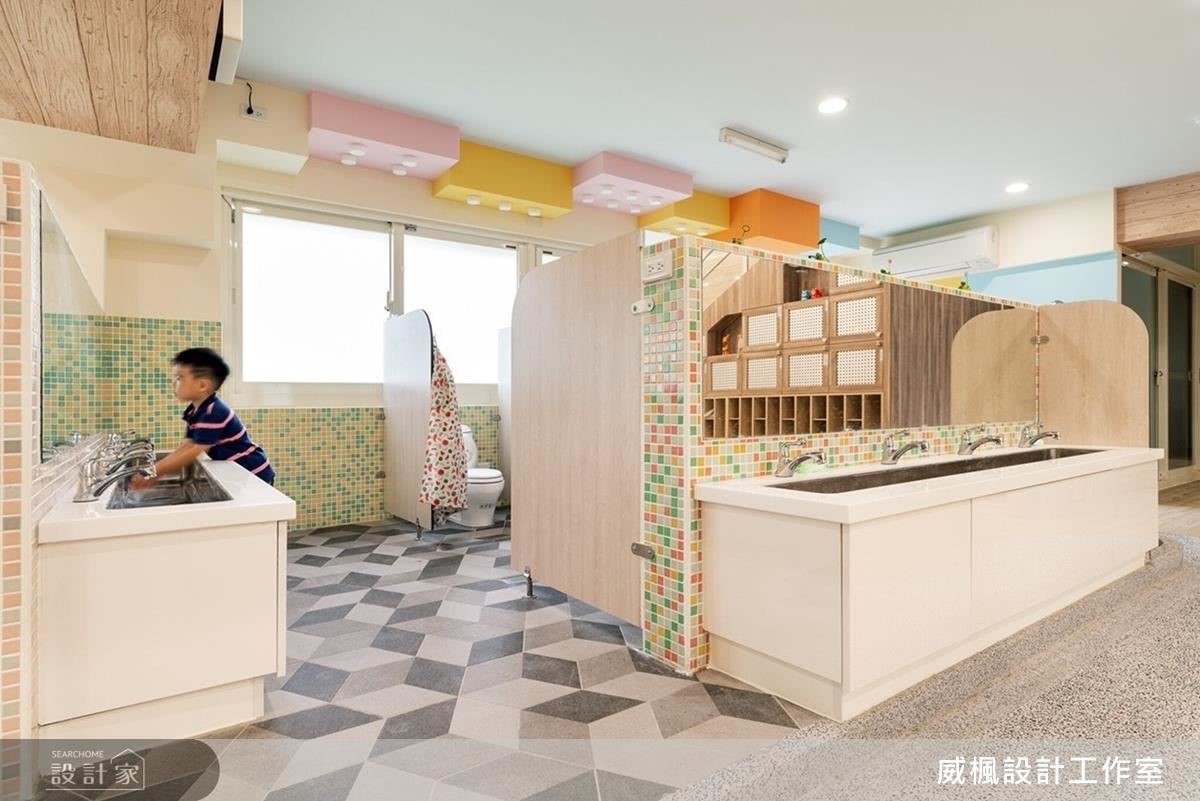 廁所採用半開放式設計,如此一來,老師能時時刻刻關注孩子的安全,創造安心滿分的教學環境。 廁所採用半開放式設計,如此一來,老師能時時刻刻關注孩子的安全,創造安心滿分的教學環境。