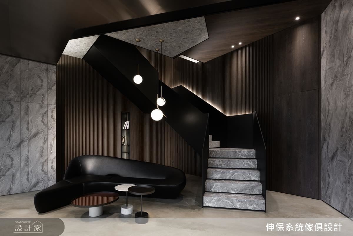 挑高的一樓招待大廳,天花板與樓梯的立面線條,讓空間宛如魔術方塊般靈活翻動。 挑高的一樓招待大廳,天花板與樓梯的立面線條,讓空間宛如魔術方塊般靈活翻動。