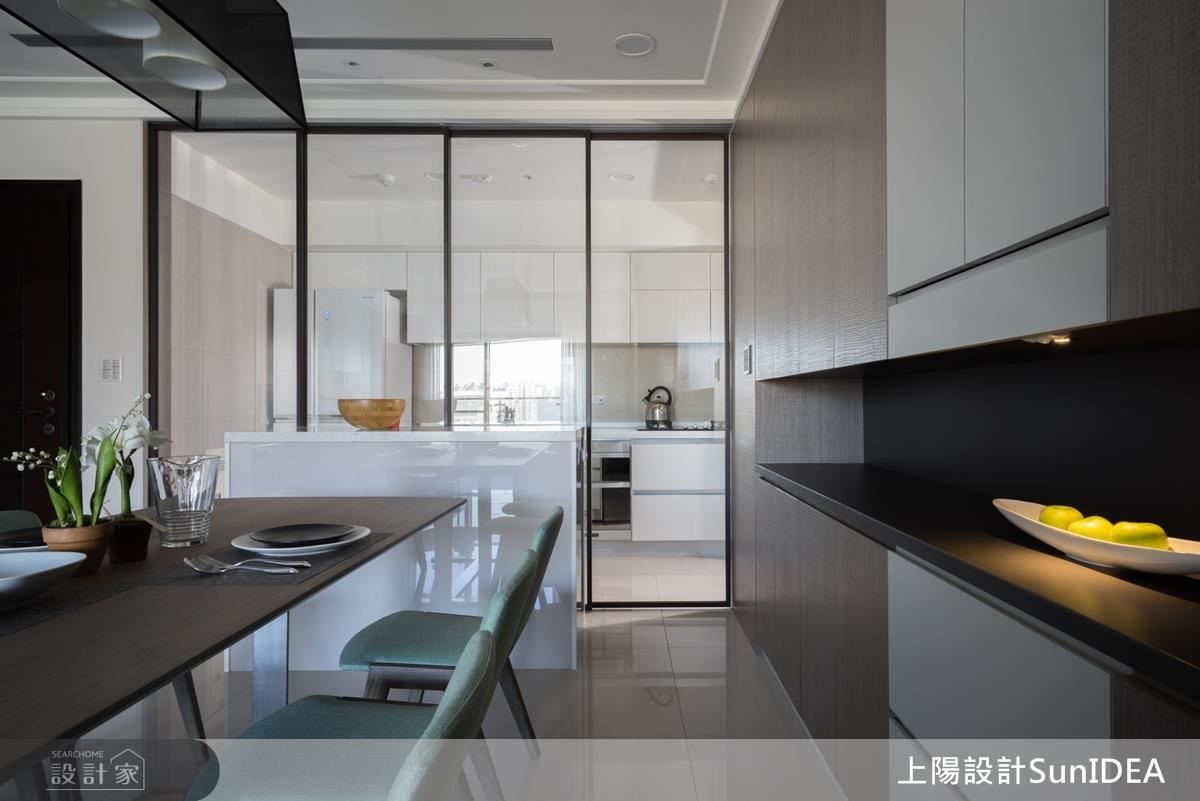 餐櫃以白色標示隱匿式的神龕,玻璃拉門可援引光線,又能阻隔油煙。 餐櫃以白色標示隱匿式的神龕,玻璃拉門可援引光線,又能阻隔油煙。