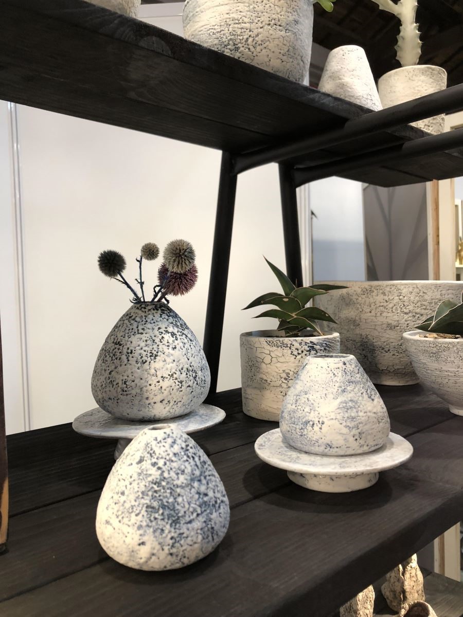 女兒的作品中,添加了元素鈷,呈現獨特的藍色,讓陶器作品更美麗。 女兒的作品中,添加了元素鈷,呈現獨特的藍色,讓陶器作品更美麗。
