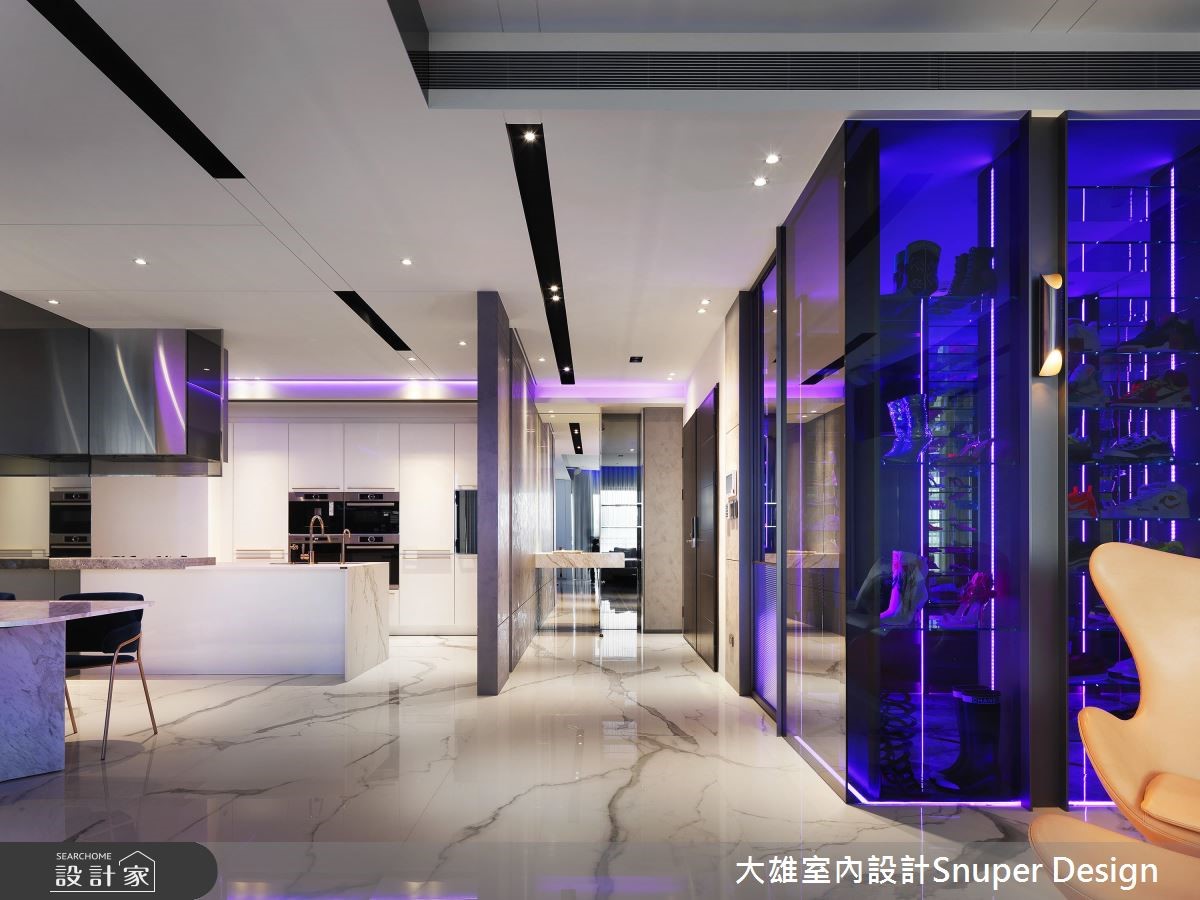 運用建築視角,讓多色的炫麗光帶遊走室內,同時打造幾