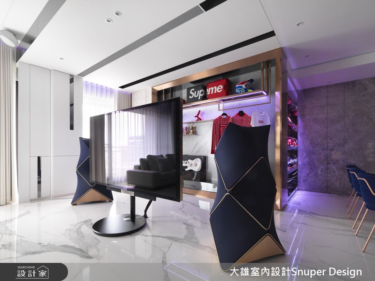 運用建築視角,讓多色的炫麗光帶遊走室內,同時打造幾