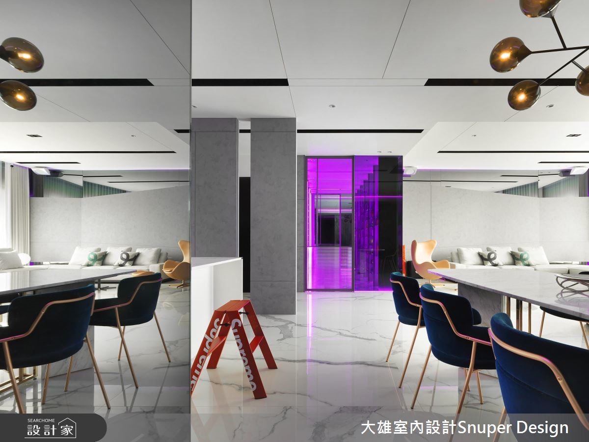 運用建築視角,讓多色的炫麗光帶遊走室內,同時打造幾