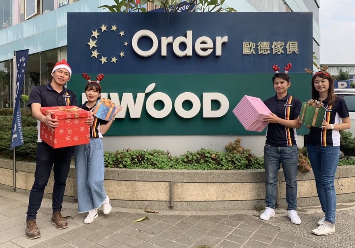 民眾可將耶誕禮物帶到全台 Order 傢俱、優渥實木門市,歐德集團將全數把禮物送至基督教芥菜種會的孩子們手中。 民眾可將耶誕禮物帶到全台 Order 傢俱、優渥實木門市,歐德集團將全數把禮物送至基督教芥菜種會的孩子們手中。