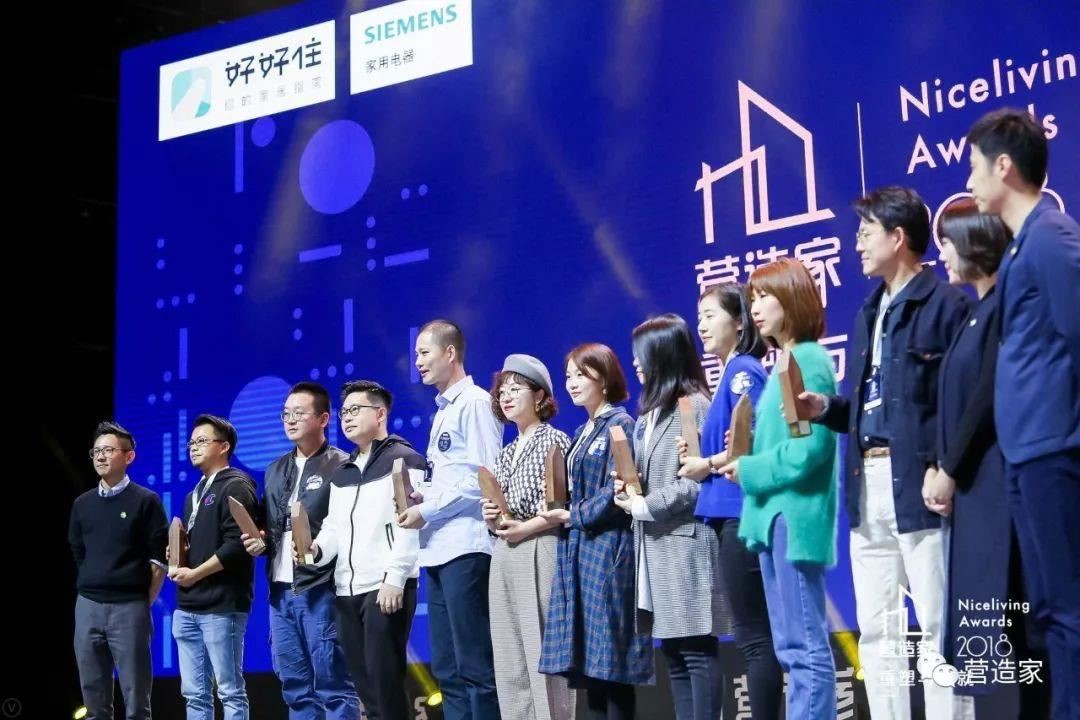 2018「年度最受住友歡迎設計師 / 機構」上臺領獎。 2018「年度最受住友歡迎設計師 / 機構」上臺領獎。