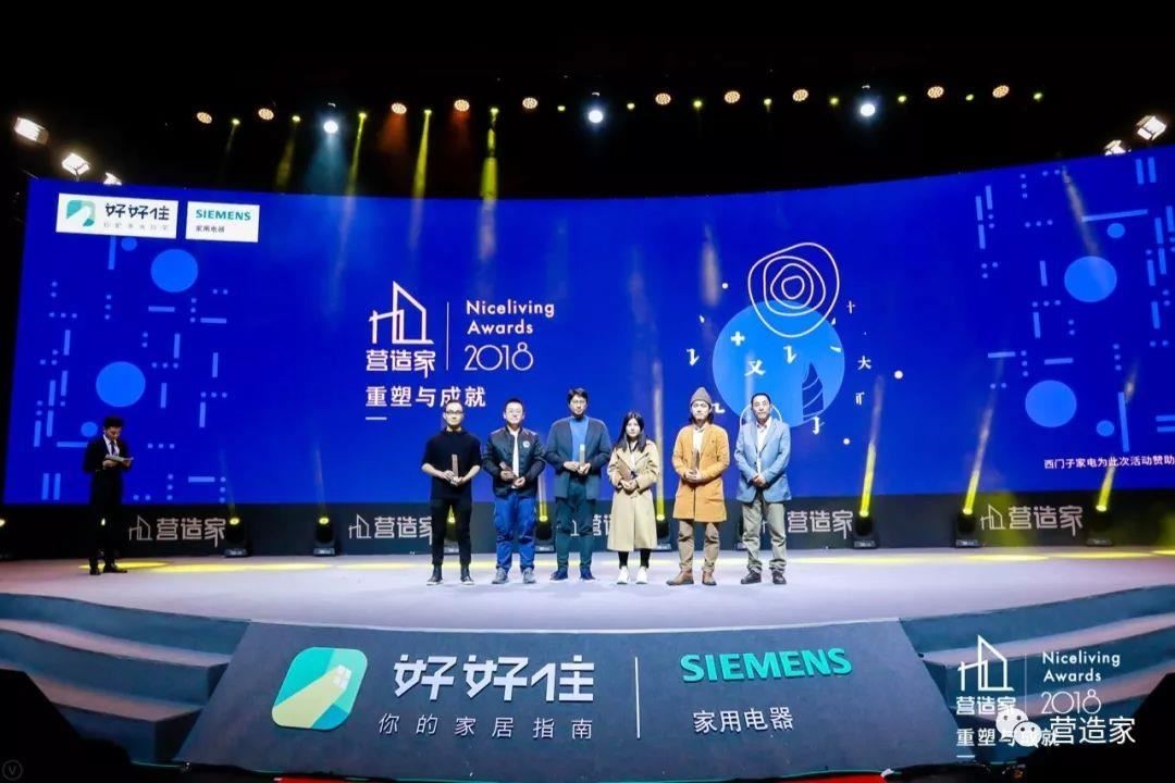 評審宋立民為獲獎設計師頒發 2018「年度最佳廚房設計獎」。 評審宋立民為獲獎設計師頒發 2018「年度最佳廚房設計獎」。