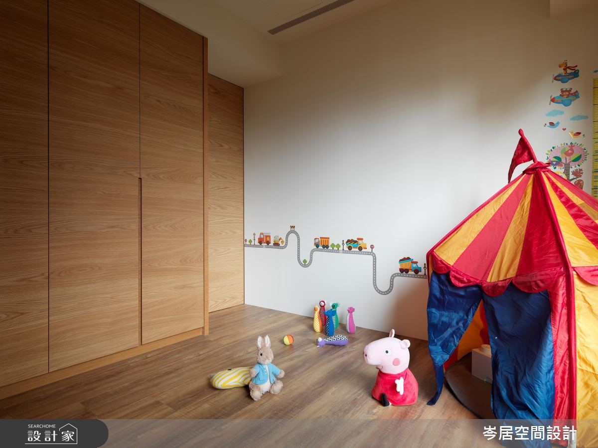 35 坪的現代簡約宅,透過木紋的空間包裝,將櫃體融入