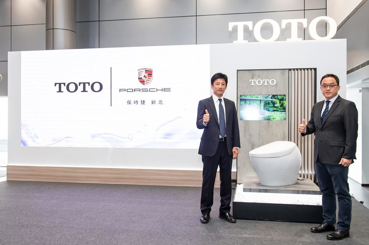 TOTO台灣東陶事業企劃本部本部長井手伸一(左)與尚騰汽車總經理吳睿弘(右)一同為TOTO生活美學館揭幕。 TOTO台灣東陶事業企劃本部本部長井手伸一(左)與尚騰汽車總經理吳睿弘(右)一同為TOTO生活美學館揭幕。