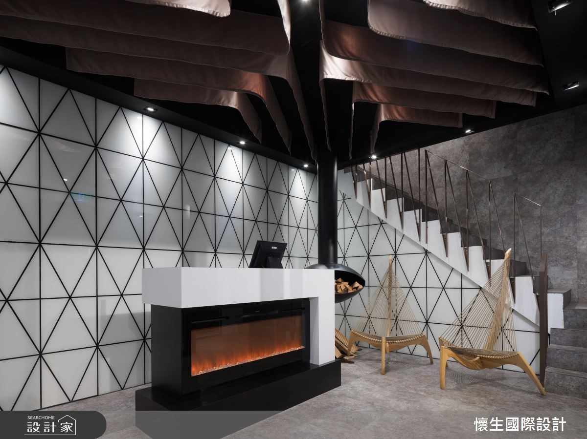 有別於傳統的火鍋店,在這個中古屋翻新的個案裡,藉由