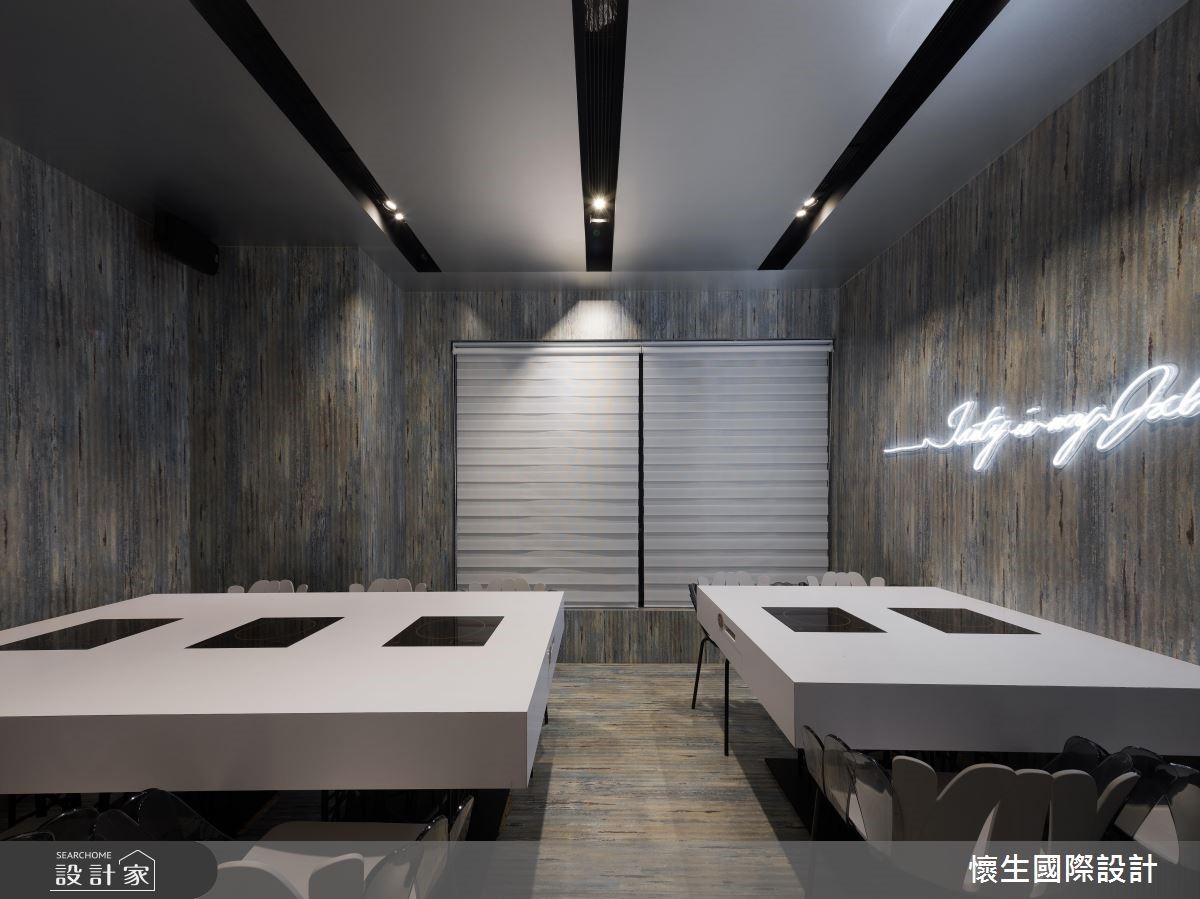 有別於傳統的火鍋店,在這個中古屋翻新的個案裡,藉由