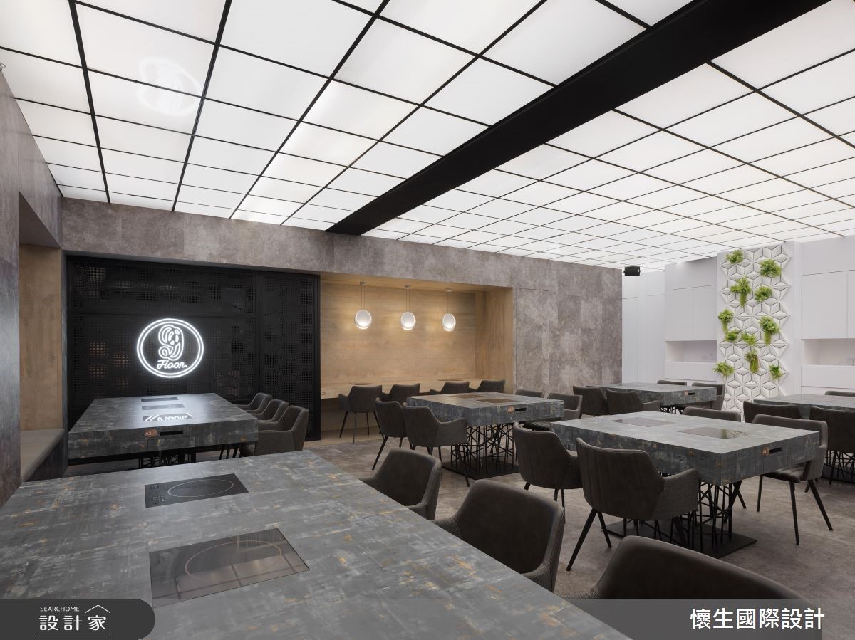 有別於傳統的火鍋店,在這個中古屋翻新的個案裡,藉由