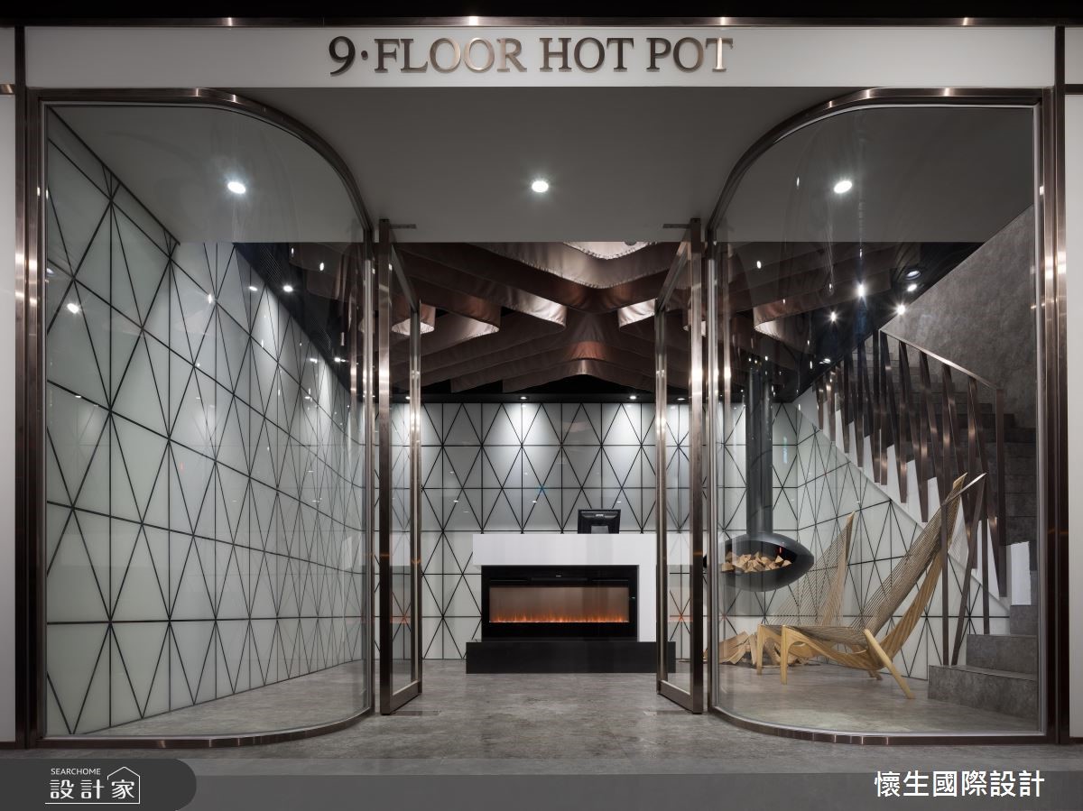 有別於傳統的火鍋店,在這個中古屋翻新的個案裡,藉由