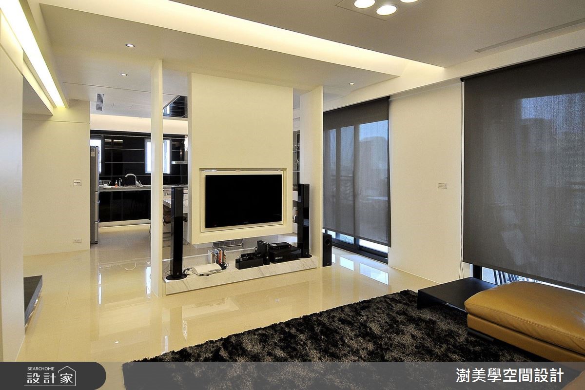 52 坪的樓中樓位於大樓頂層,擁有充沛的採光、寬廣的