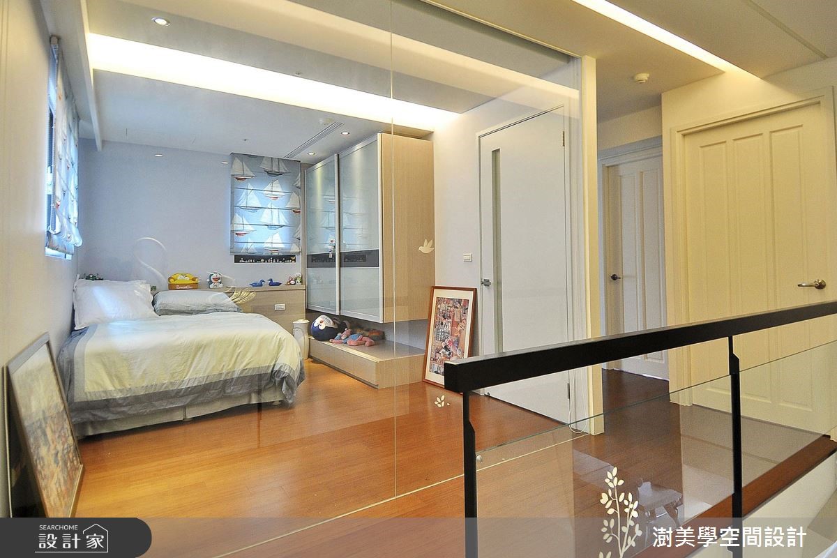 52 坪的樓中樓位於大樓頂層,擁有充沛的採光、寬廣的