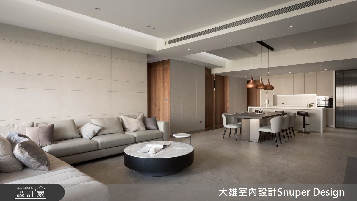 開放的公領域裡,藉由低彩度的顏色飾底,搭佐簡約、細