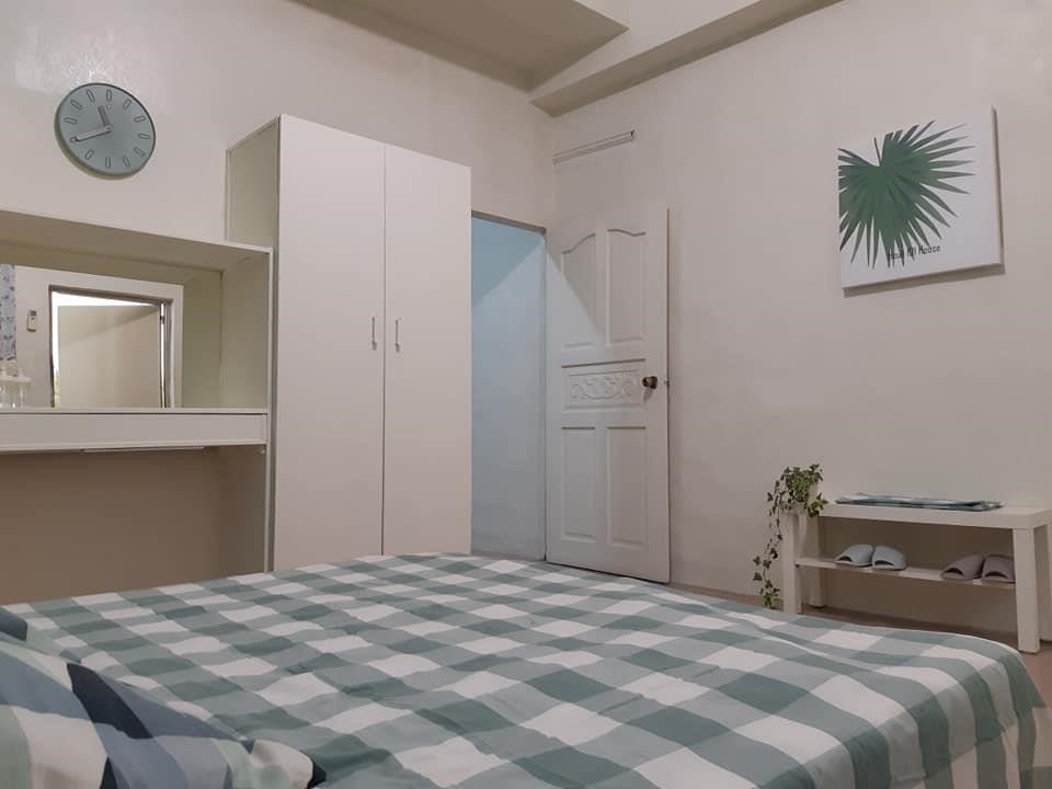 After – 重新塗上白漆後,櫥櫃變得明亮。 After – 重新塗上白漆後,櫥櫃變得明亮。