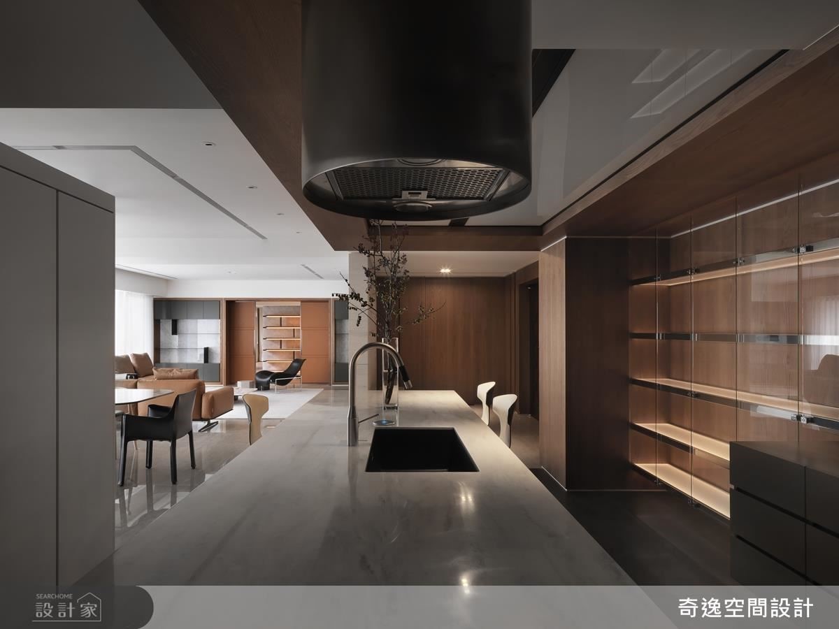 廚房的造型抽油煙機兼具俐落感及機能性,讓屋主在優雅氛圍中享受美食不受油煙困擾。 廚房的造型抽油煙機兼具俐落感及機能性,讓屋主在優雅氛圍中享受美食不受油煙困擾。