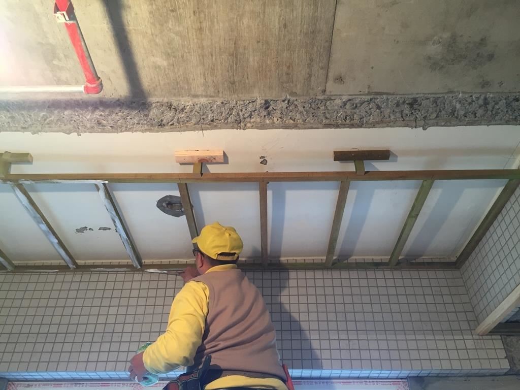 在施工過程,膠被廣泛運用在如天花板及木皮等不同材質的接合。 在施工過程,膠被廣泛運用在如天花板及木皮等不同材質的接合。