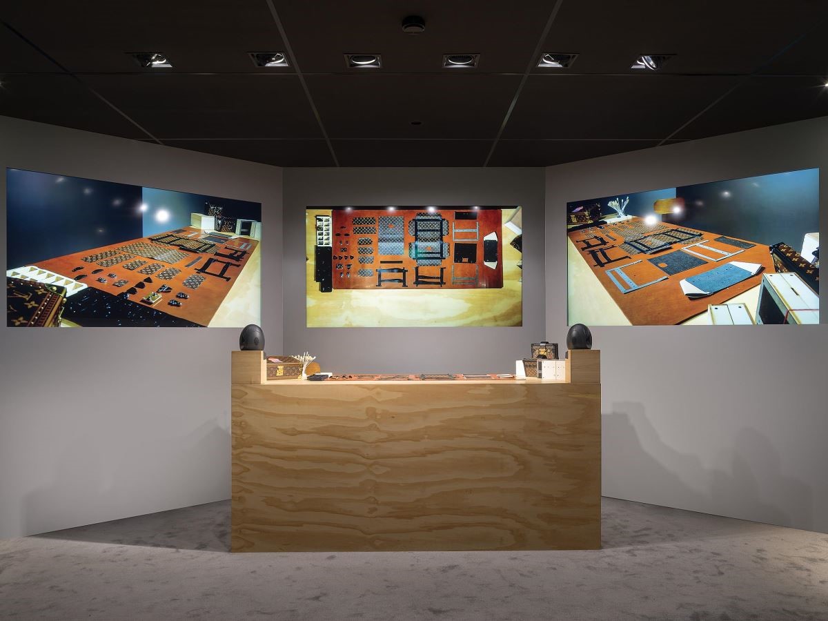 甫進入展場,便能看到法國工藝師在此展演路易威登PETITE MALLE硬殼包的製作。(圖片提供_路易威登) 甫進入展場,便能看到法國工藝師在此展演路易威登PETITE MALLE硬殼包的製作。(圖片提供_路易威登)