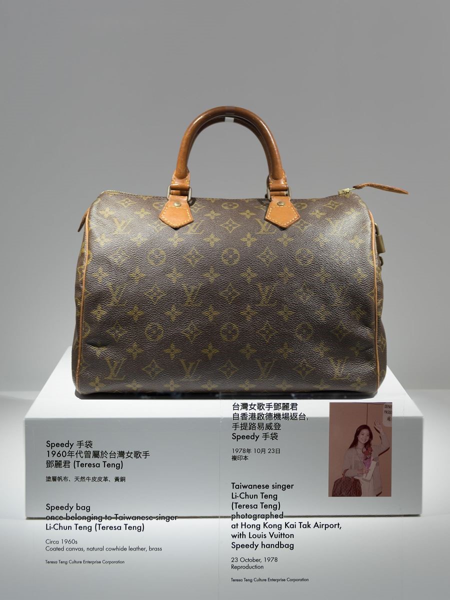 台灣女歌手鄧麗君,自香港啟德機場返台,手提路易威登Speedy手袋。(圖片提供_路易威登) 台灣女歌手鄧麗君,自香港啟德機場返台,手提路易威登Speedy手袋。(圖片提供_路易威登)