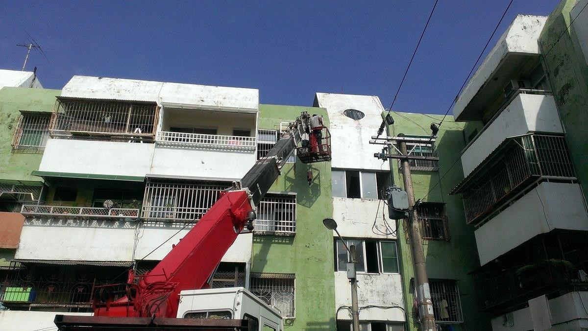 國宅外牆施工中。 國宅外牆施工中。