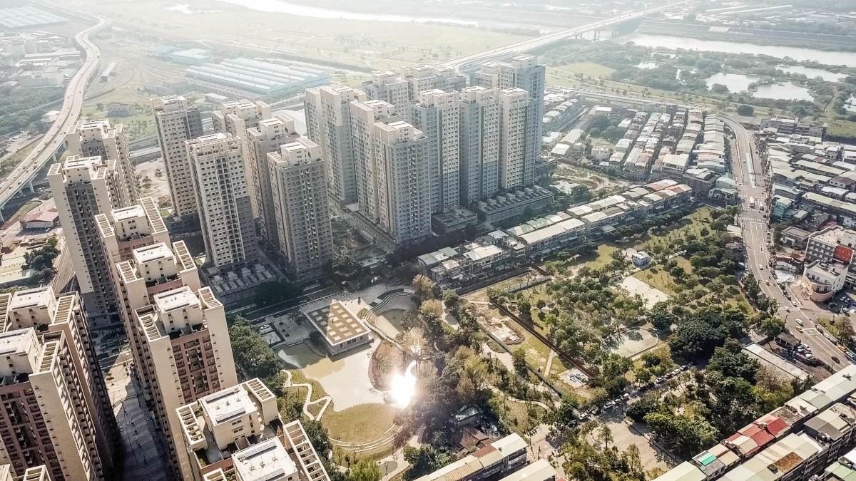 住在都市的高樓中,能擁有一面窗景,看到藍天,幾乎已