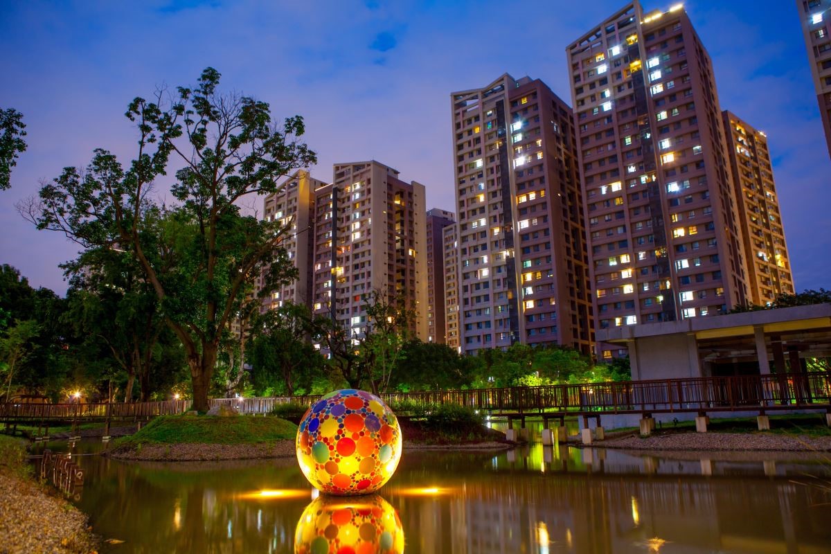 住在都市的高樓中,能擁有一面窗景,看到藍天,幾乎已