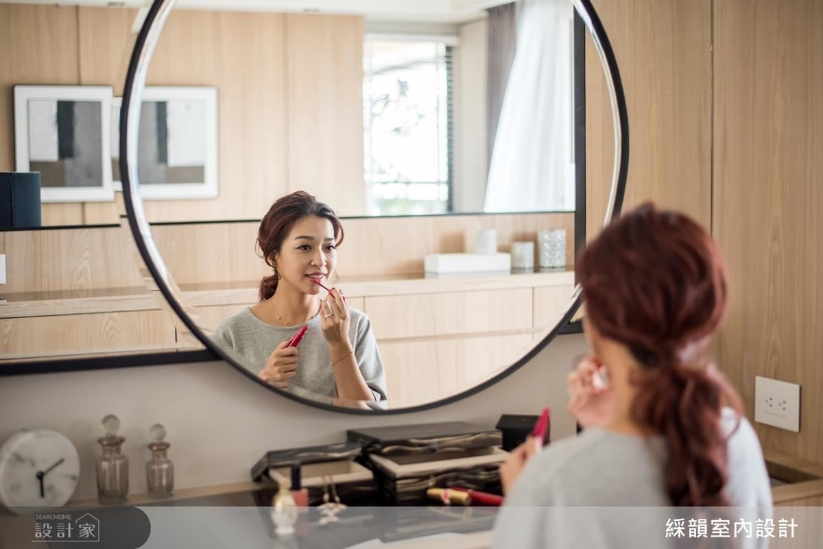 主臥以長型化妝台與配件櫃體,打造女主人梳化打扮的理想空間。 主臥以長型化妝台與配件櫃體,打造女主人梳化打扮的理想空間。