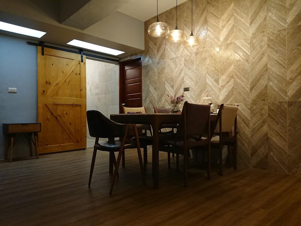 餐廳主牆鋪設西班牙人字型木紋磚。 餐廳主牆鋪設西班牙人字型木紋磚。