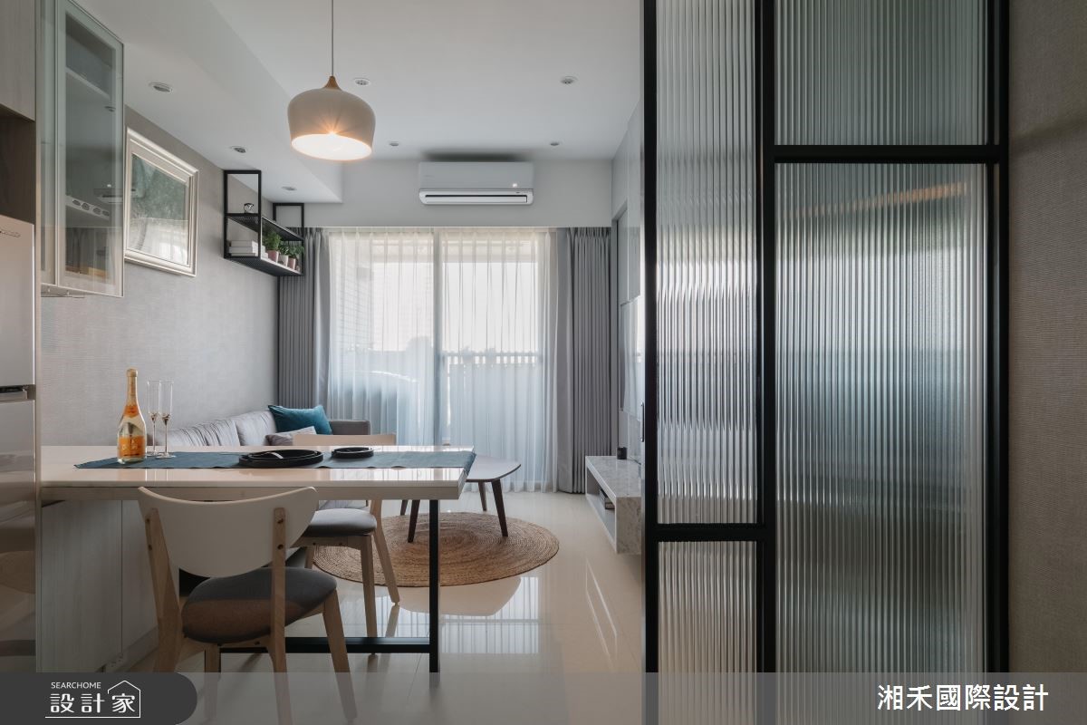 20 坪住宅,設計師讓空間呈現清新明亮的底蘊,但保有