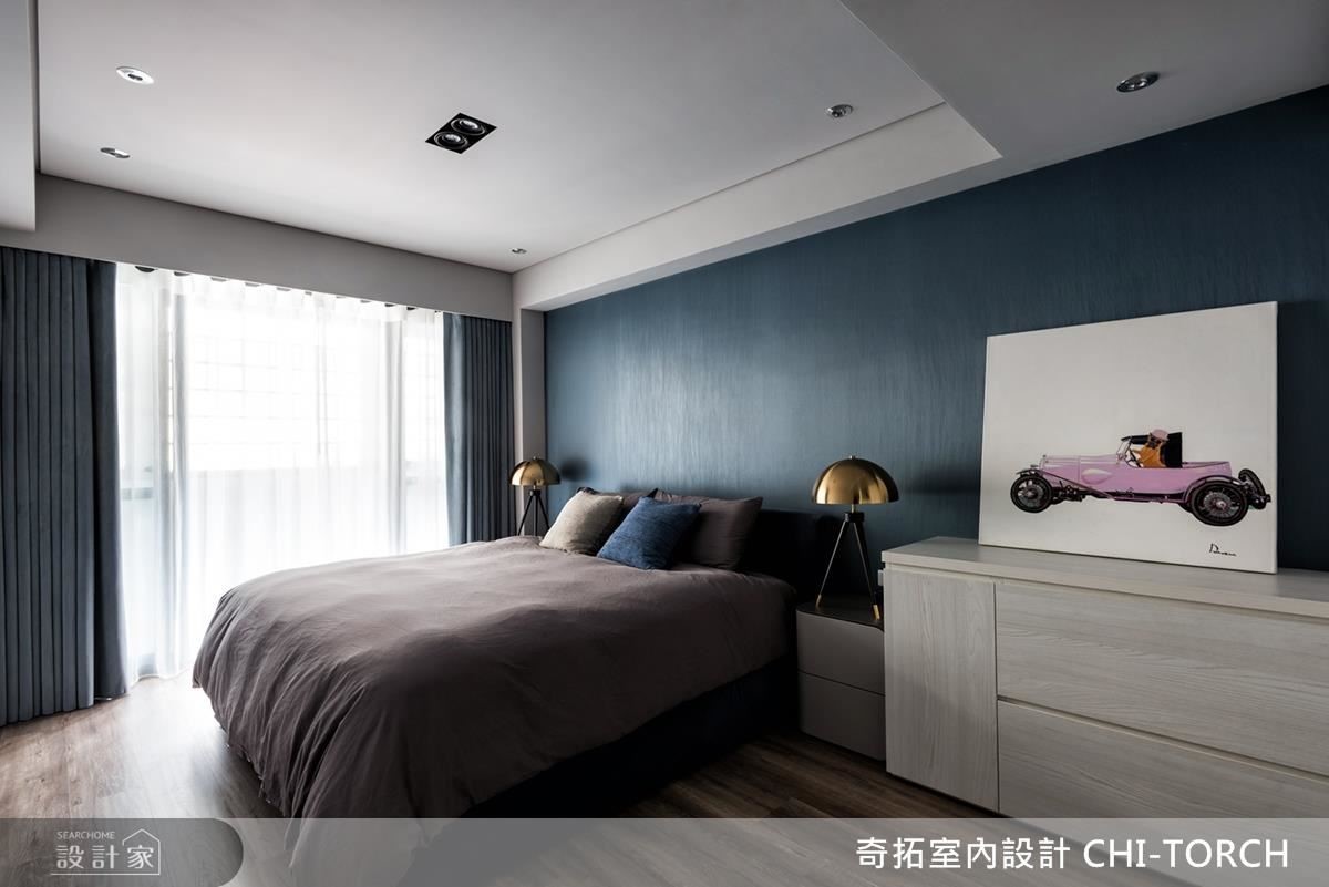 主臥以淺灰色及深藍色定調,構築沉穩人心的舒適睡眠空間。 主臥以淺灰色及深藍色定調,構築沉穩人心的舒適睡眠空間。