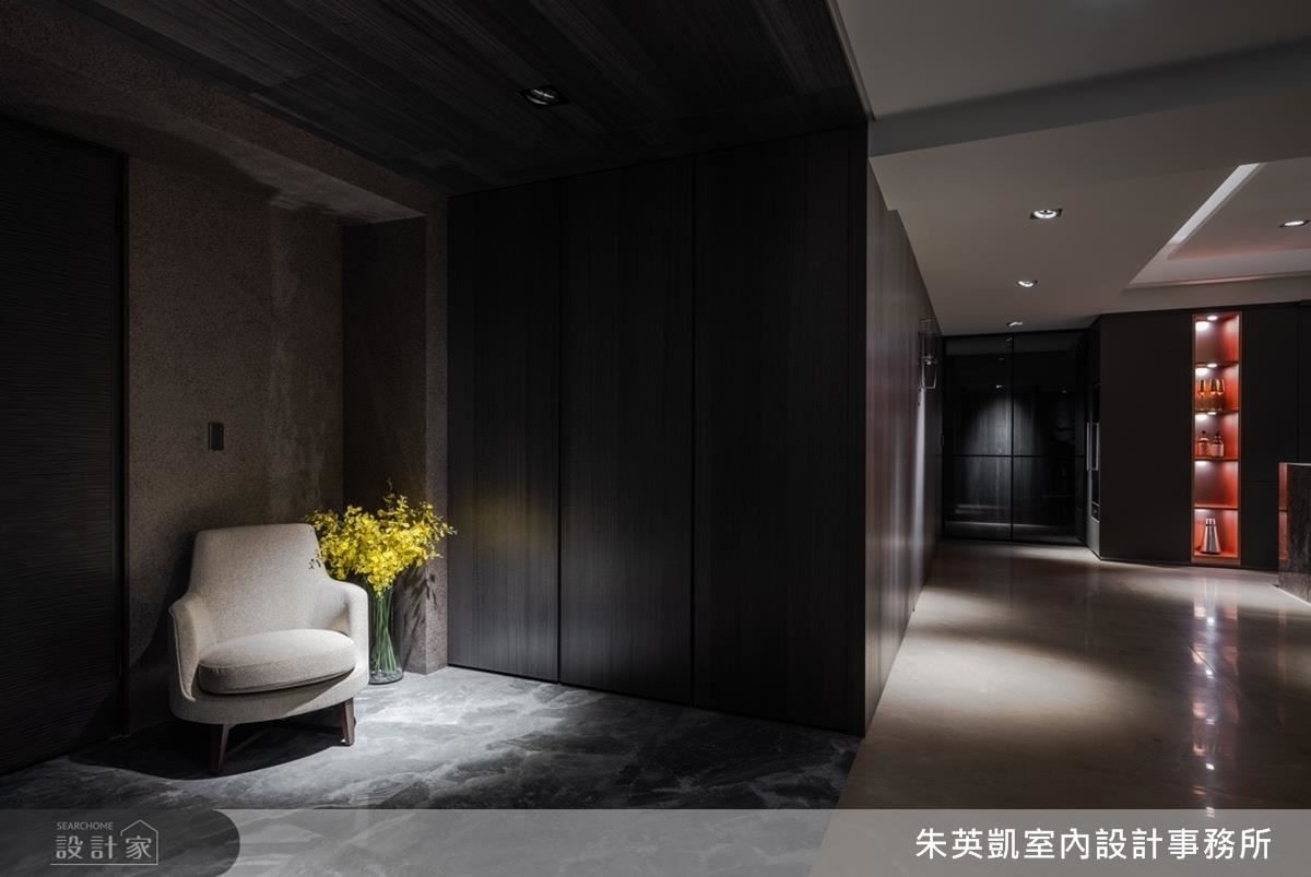 玄關以深色木皮包覆立面,營造沉穩安定氛圍。 玄關以深色木皮包覆立面,營造沉穩安定氛圍。