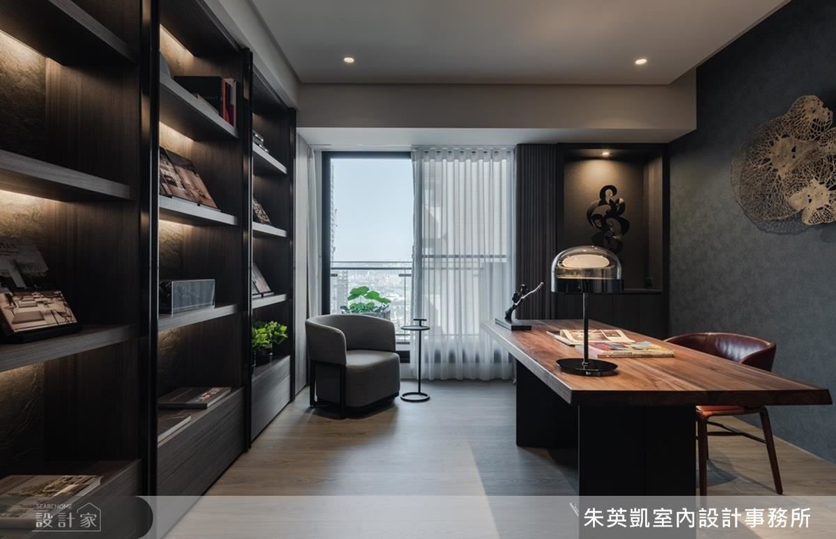 書房牆面以石皮雲霧感的灰藍色壁紙,在光線流淌下挹注內斂人文氣息。 書房牆面以石皮雲霧感的灰藍色壁紙,在光線流淌下挹注內斂人文氣息。