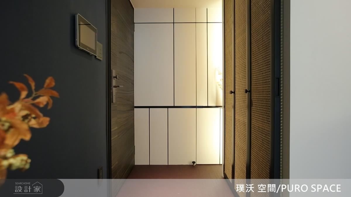 玄關運用簡約線條設計櫃體,達到視覺俐落的效果。 玄關運用簡約線條設計櫃體,達到視覺俐落的效果。