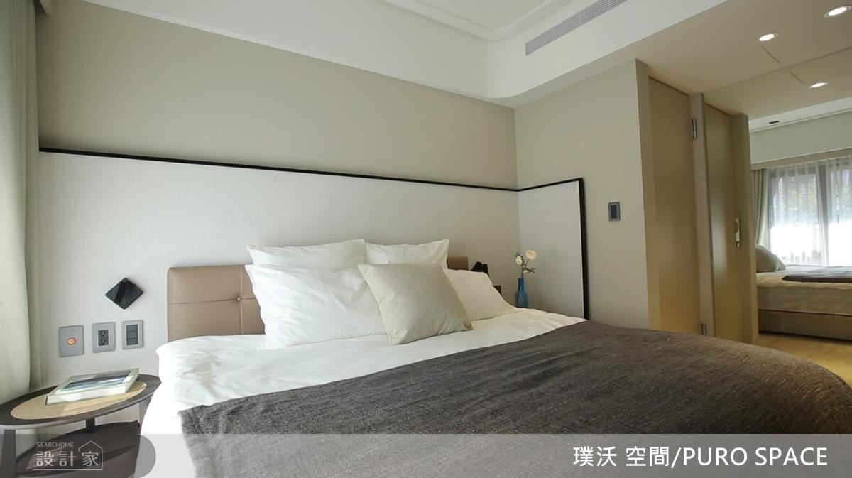 主臥以純淨簡約的設計,營造出舒適輕鬆的睡眠場域。 主臥以純淨簡約的設計,營造出舒適輕鬆的睡眠場域。