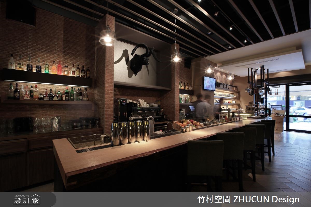 60 坪 Loft風商業空間,為一間歐式餐酒館,店名「Mato