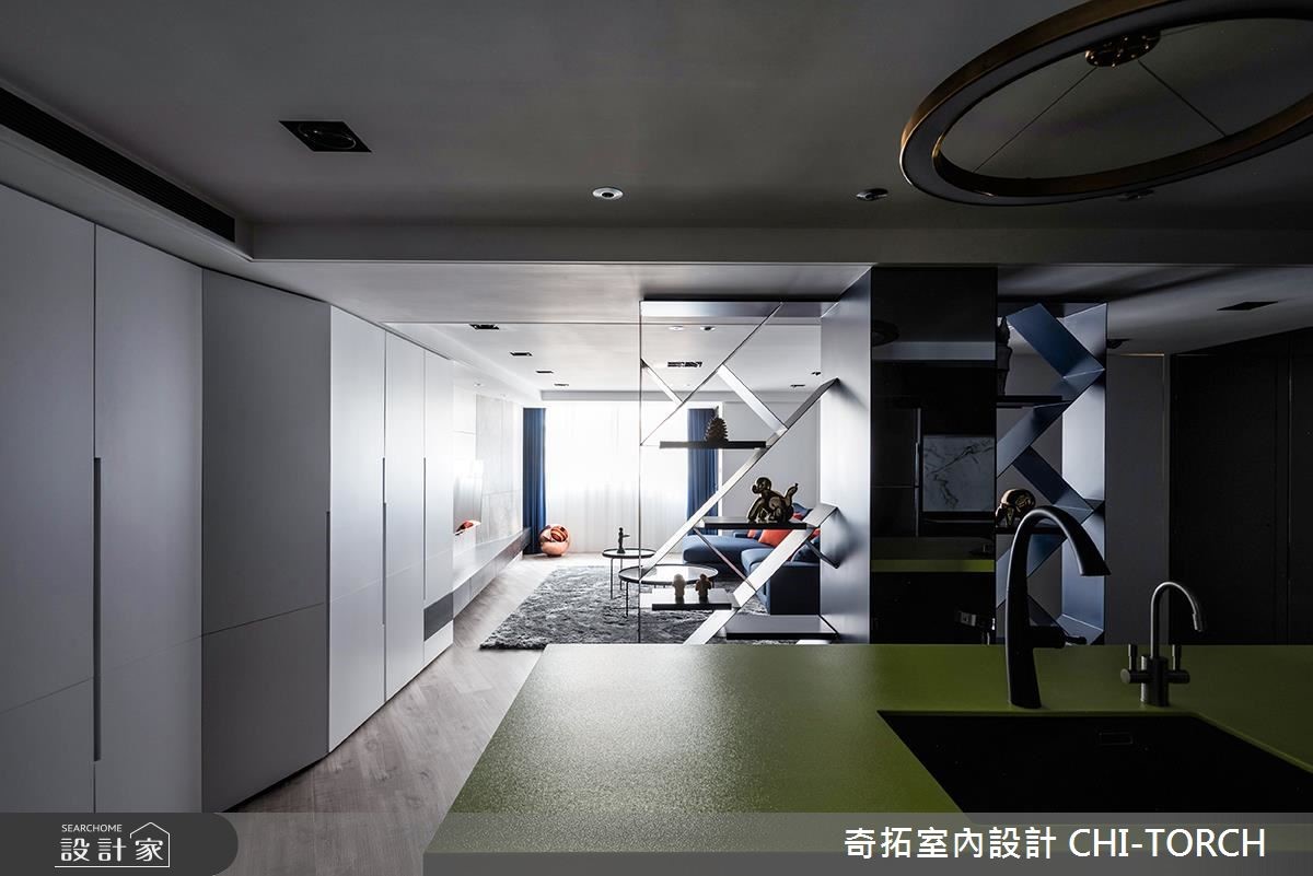 30 坪的高齡老屋,設計師透過格局的更動,將多餘的隔