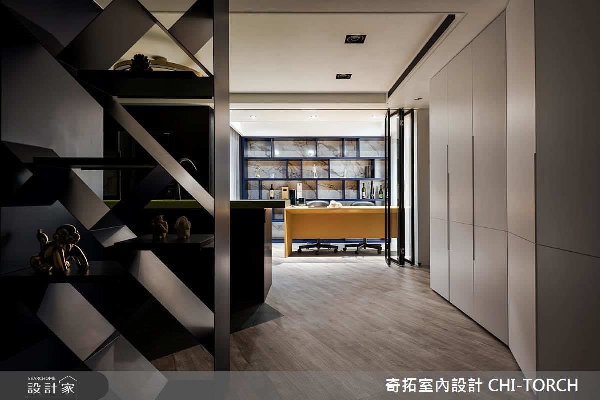 30 坪的高齡老屋,設計師透過格局的更動,將多餘的隔