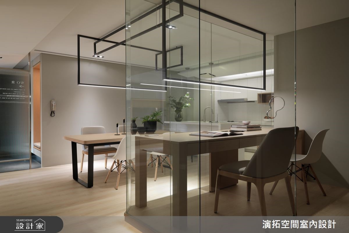 此案為老屋翻新,設計師打通餐廚空間,藉由簡約的風格