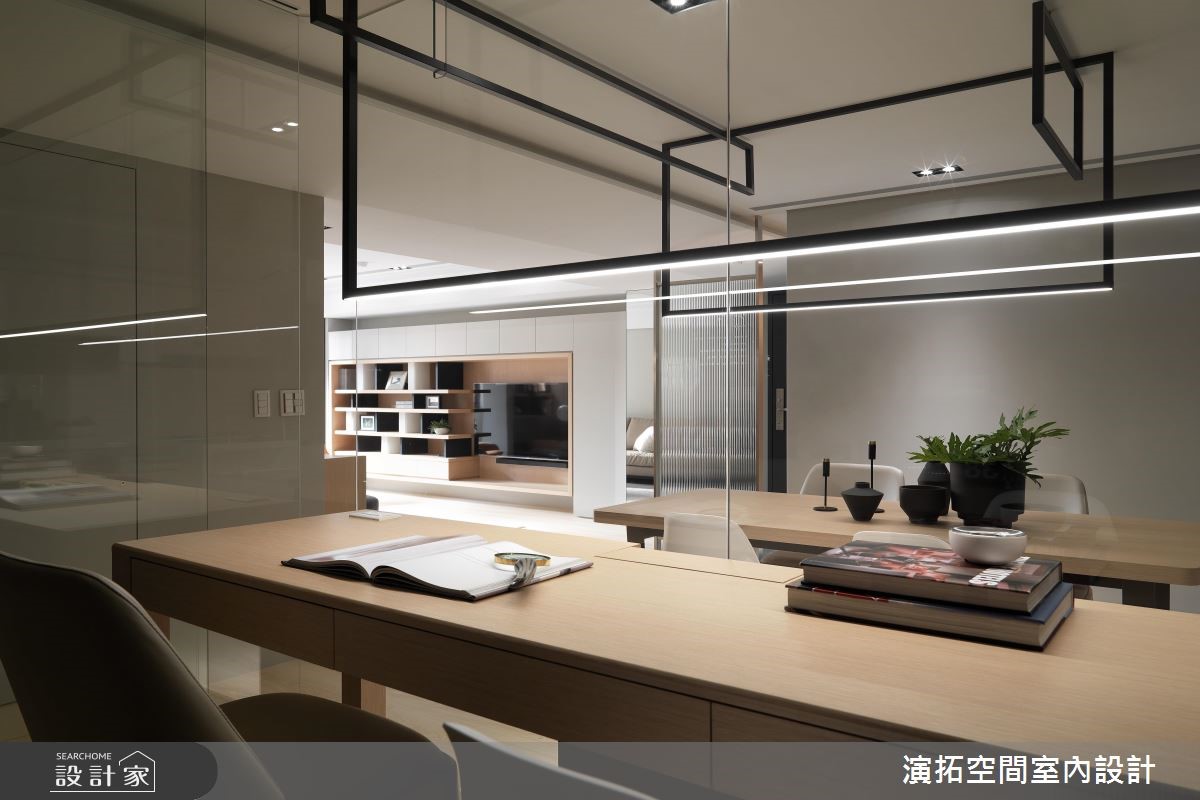 此案為老屋翻新,設計師打通餐廚空間,藉由簡約的風格